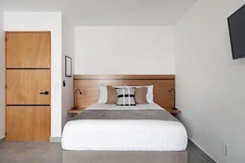 Modern Light-filled Apartment With Private Garden