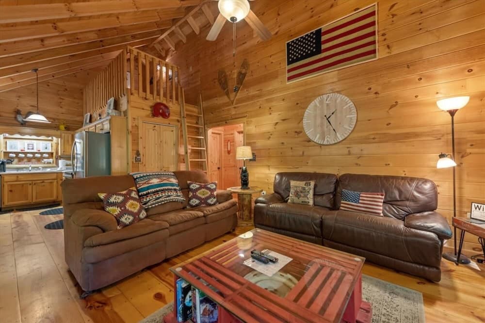 Dancing Bears Cabin With hot tub Fireplace Creek