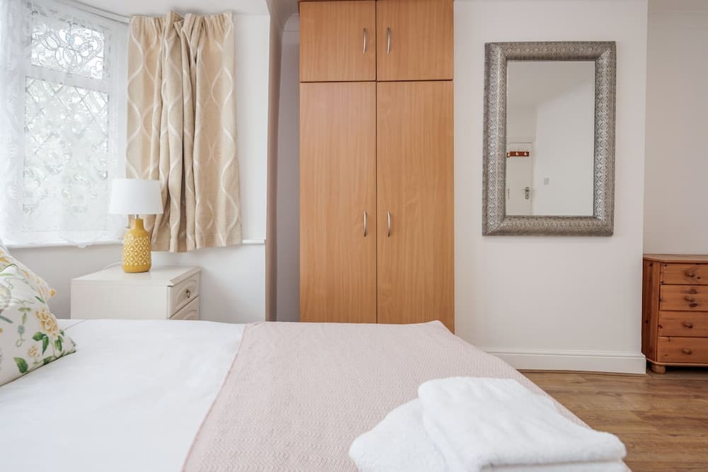 Lovely 4-bedroom House Near Romford Station