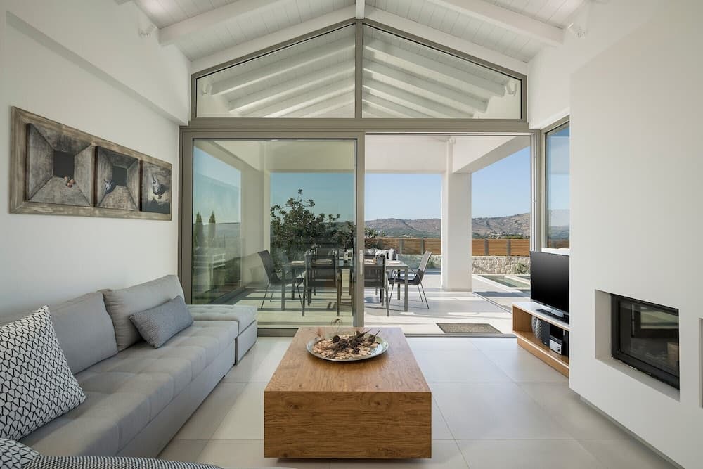 Landscaped Villa With Private Pool Fenced Area and Mountain Views