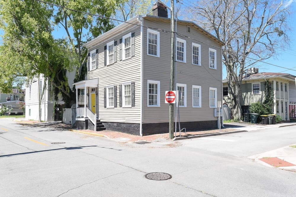 Artist's House Upper Apt Walk to Forsyth