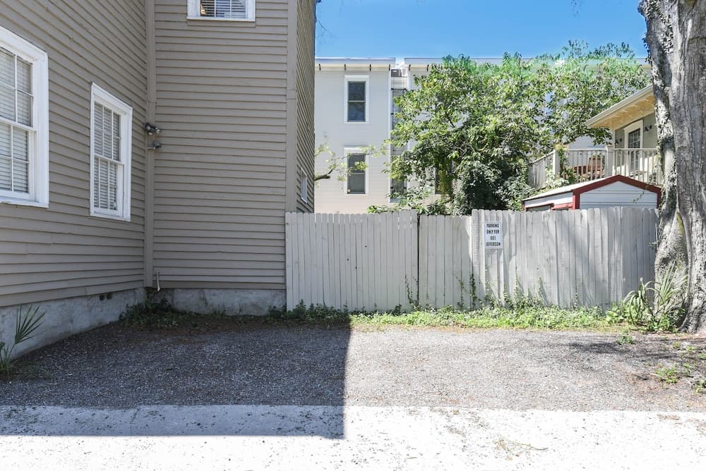 Artist's House Upper Apt Walk to Forsyth