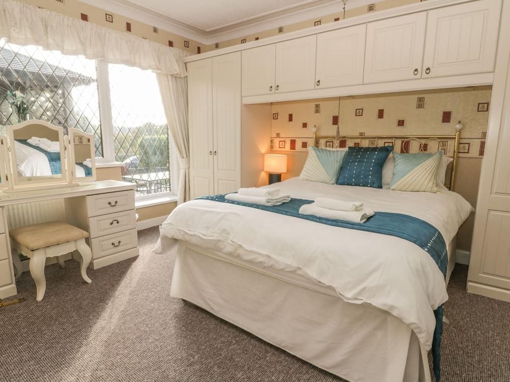 Stunning Residence set on Cliffside in Scarborough