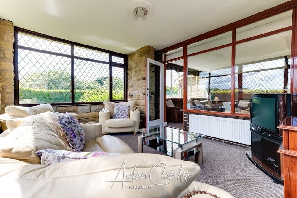 Stunning Residence set on Cliffside in Scarborough