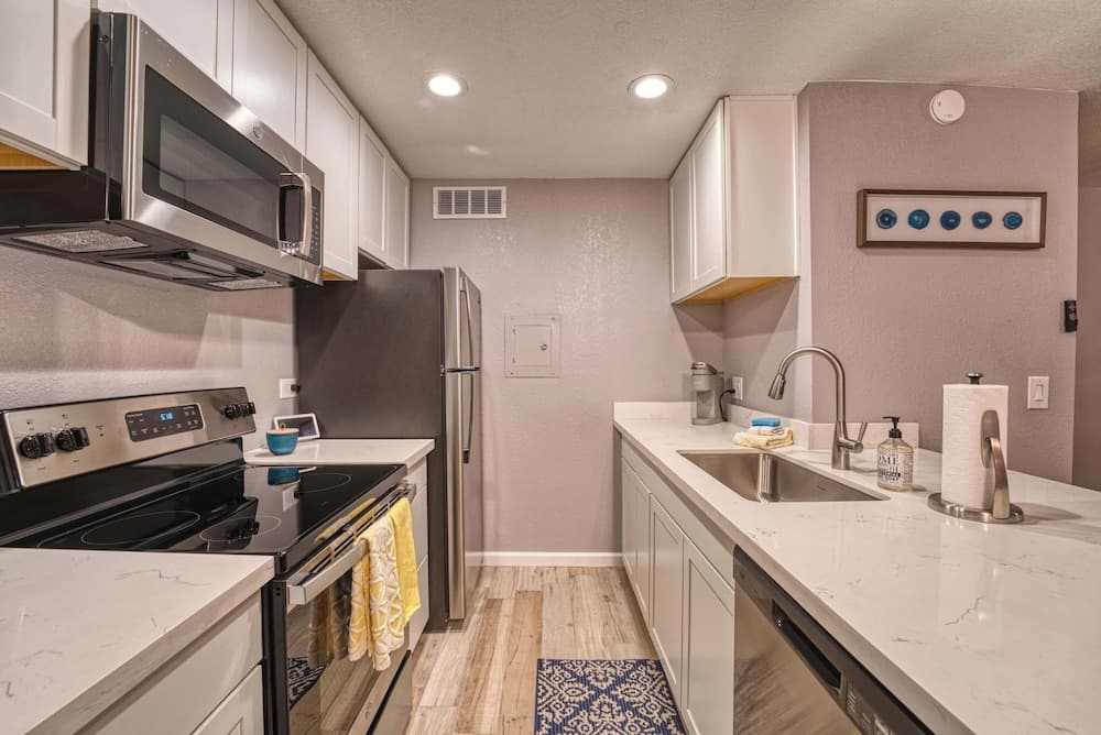 2BR Sleeps 6 Pool BBQ Gym Hot Tub & Bar Hopping!