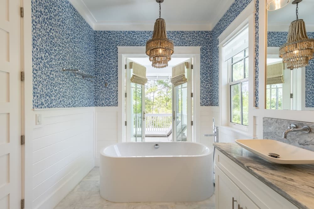 Emerald Elegance by Avantstay 5 Mins TO Beach w/ Chefs Kitchen, Pool & Bbq!