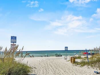 Happy Oasis 2 Bedroom Condo by Redawning