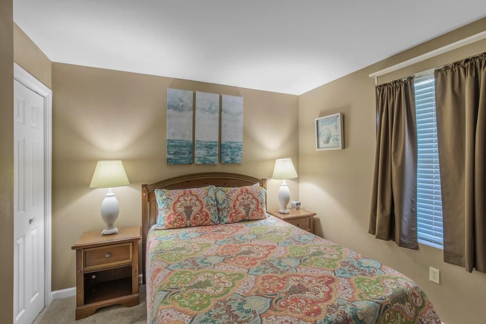 Attractive Condo Pool Across From Beach Access