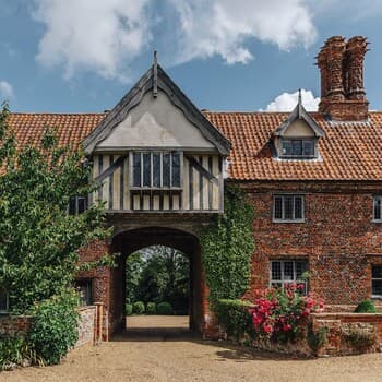 Lavish Tudor Estate Gardens - Sleeps 25