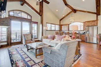 Fairway Ski and Golf Retreat by Avantstay Blocks From the Ski Lift! Beautiful Views w/ Hot Tub