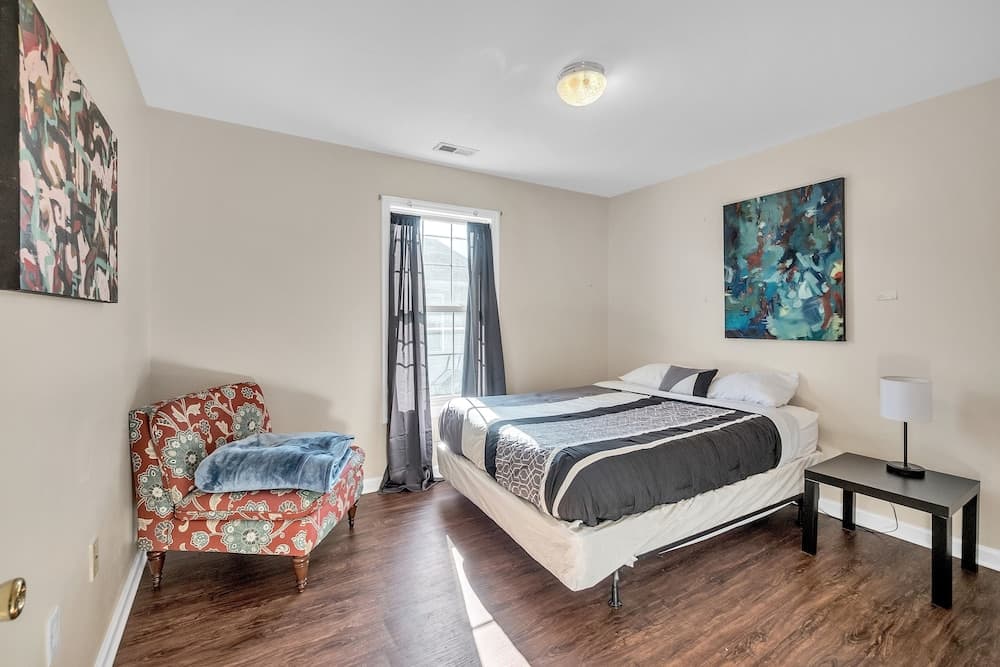 Have The Best Stay At Our Modern Art Gallery Home 3 Bedroom Home by Redawning