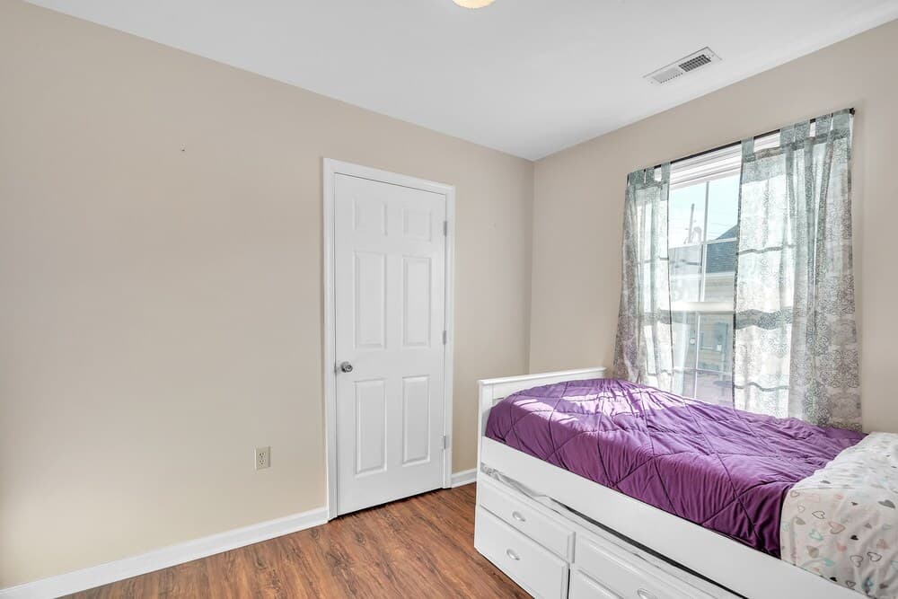 Have The Best Stay At Our Modern Art Gallery Home 3 Bedroom Home by Redawning