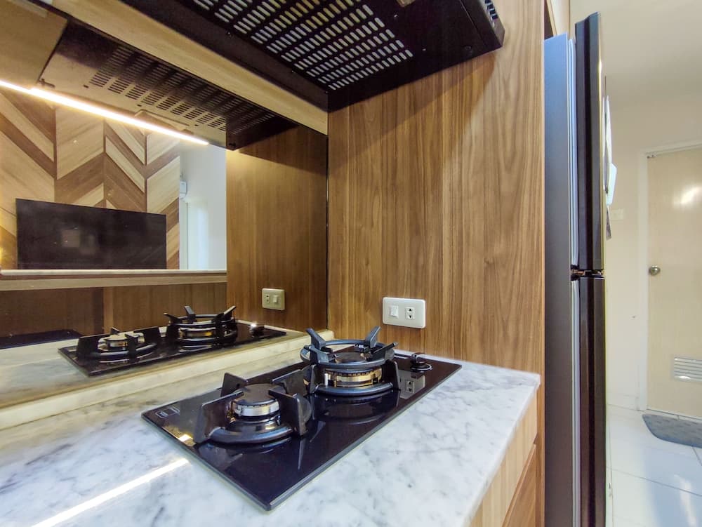 Fancy And Nice 1Br With Extra Room At Amartha View Apartment