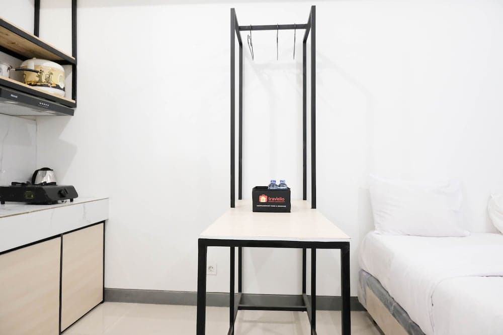 Cozy Stay Studio Apartment With Access To Mall At Supermall Mansion