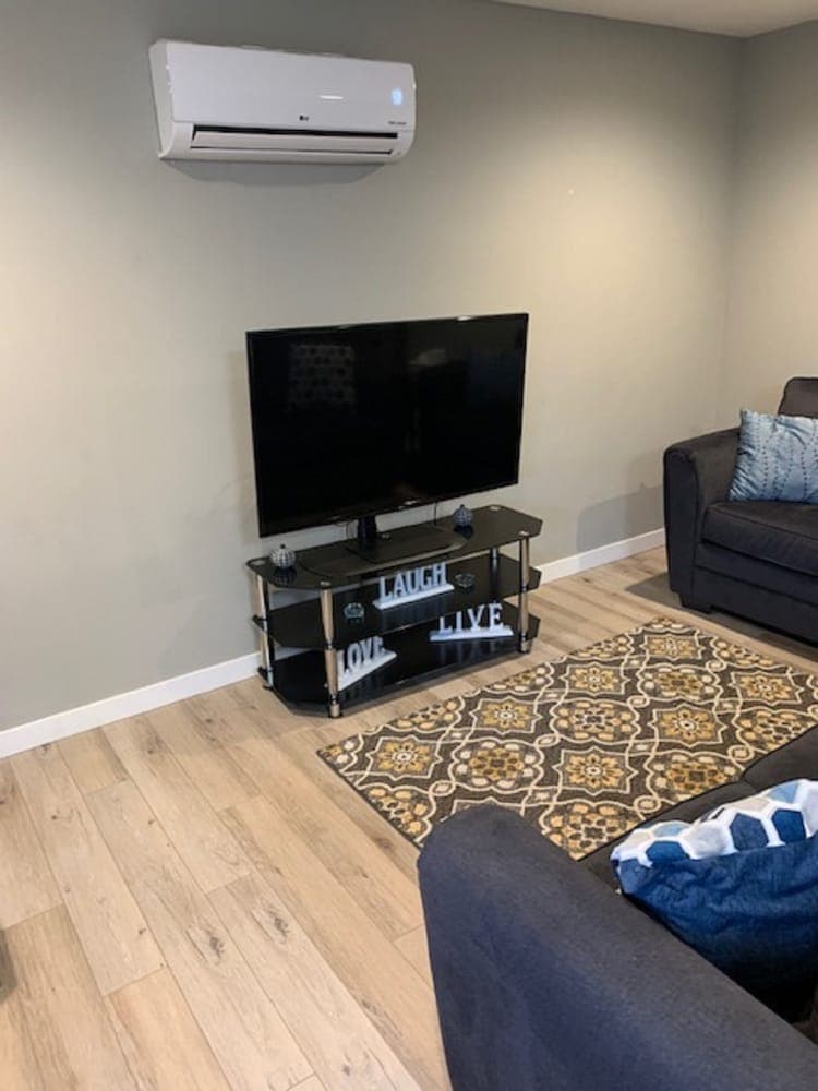 Updated Upstairs Space 5 Min To Browns Park