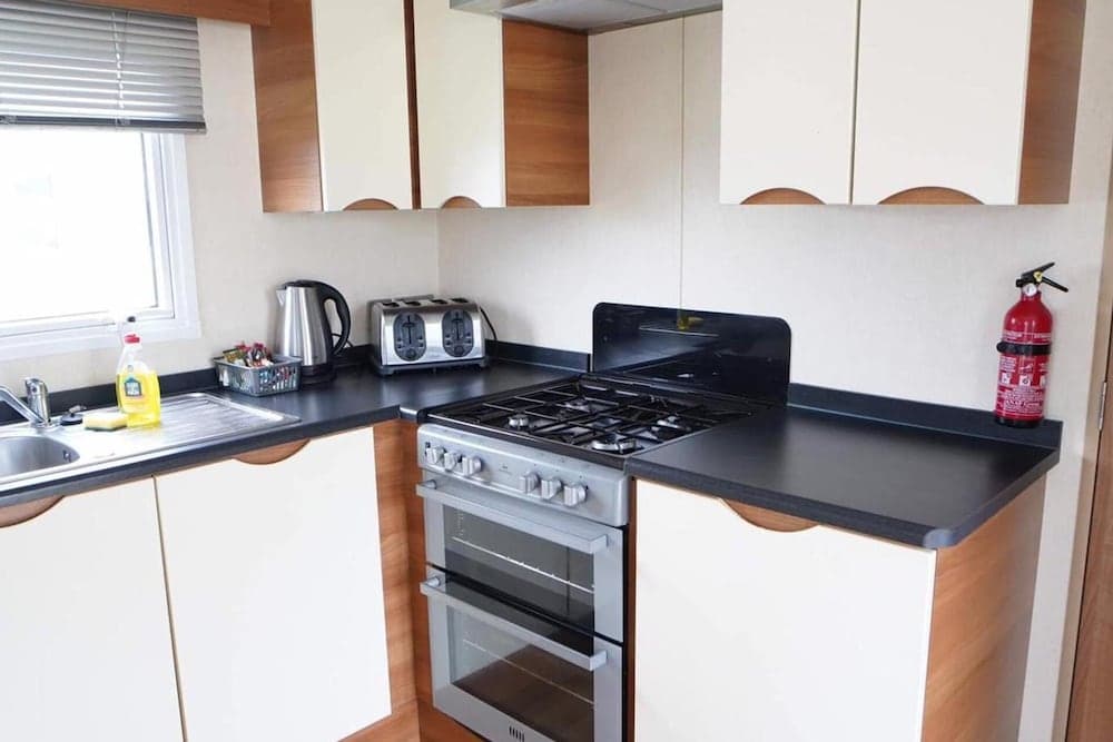 Caravan - Sleeps 8 - Pets Ok - Parking