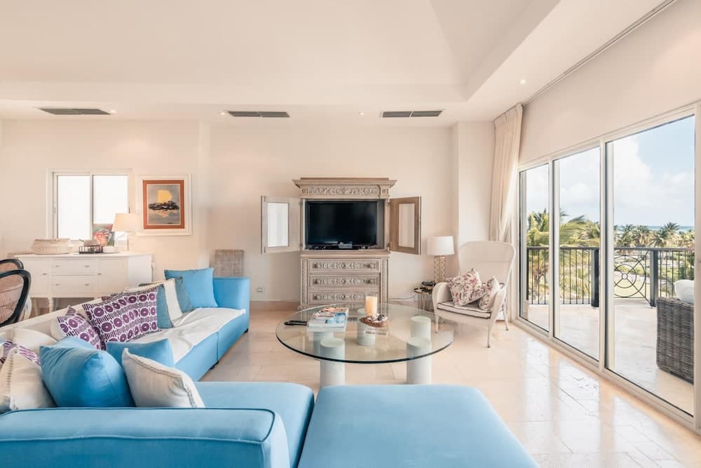 Open and Bright Beachfront Apt at Aquamarina