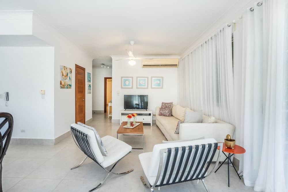 Stay and Feel Comfortable in This Spacious and Modern Apartment