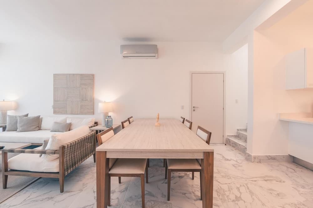 3br-penthouse w Jacuzzi Incl at Lake View