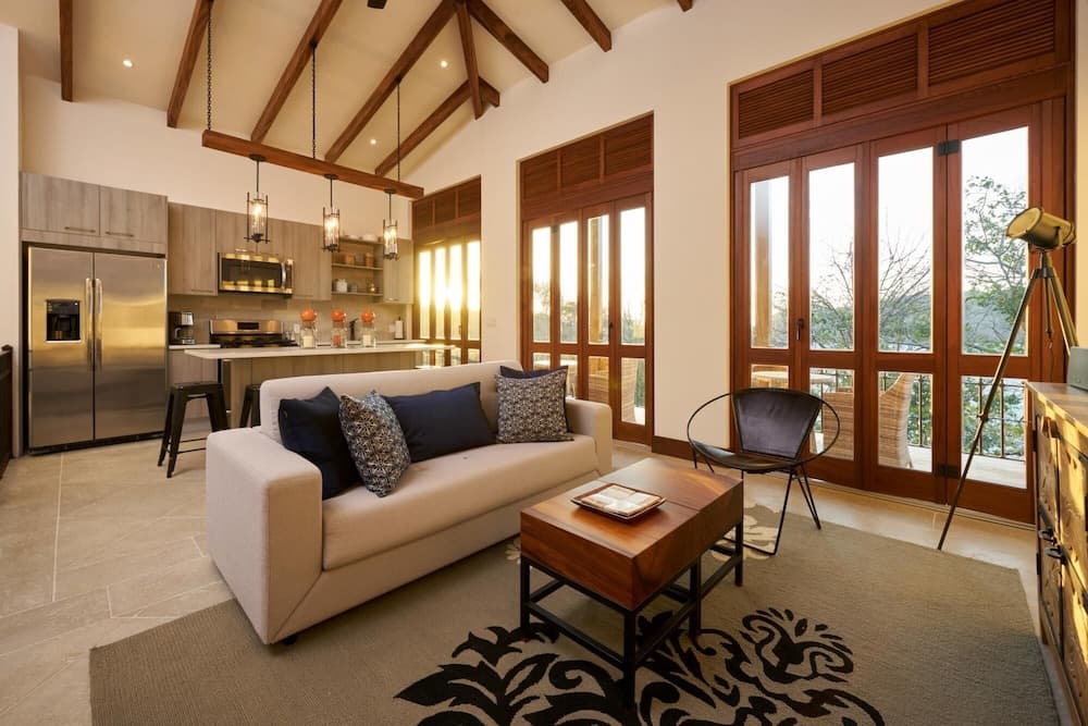 Oceanfront Sleeps 6 Full Kitchen BBQ Pool Balcony - Alouatta Guesthouse