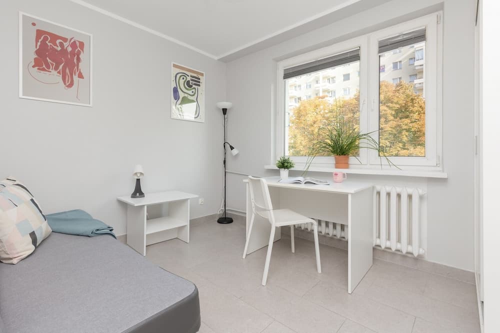 Warsaw Batuty Apartment by Renters