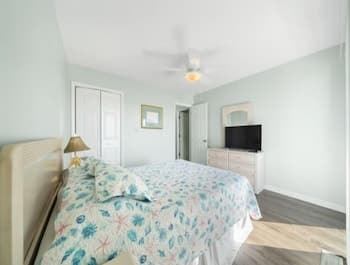 Ocean Vibes 4 Bedroom Home by RedAwning