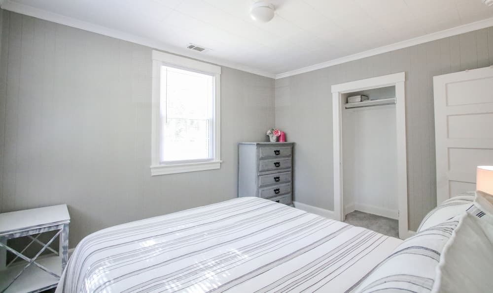 Historic Cottage for 6 Porch swing Pets