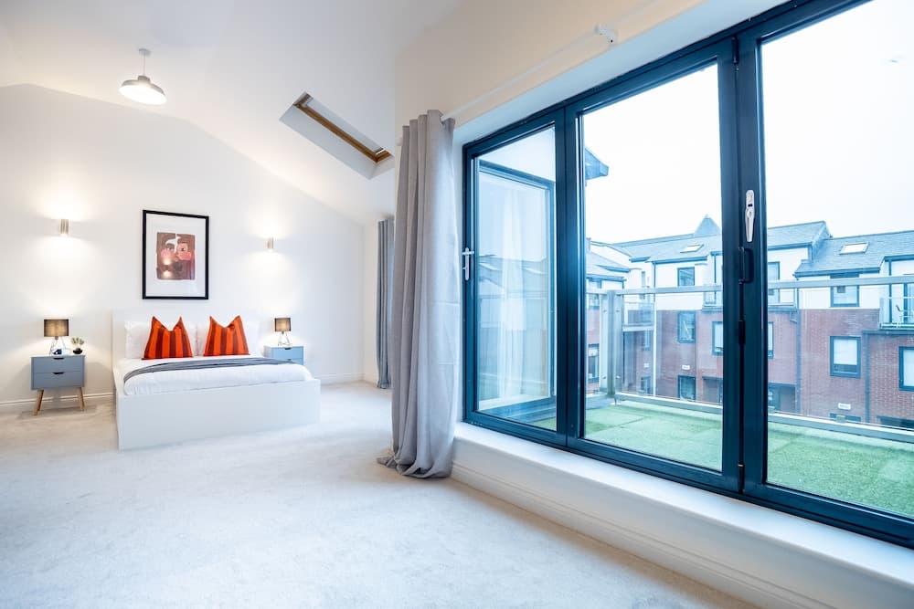 4 Bed Modern Home Balcony & Free Parking