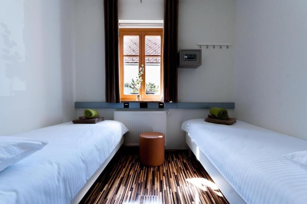 Cube Central Rooms for 2 - Hostel