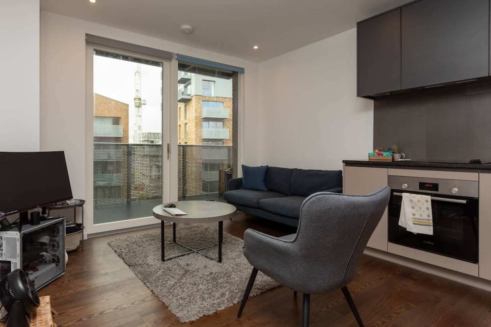 Modern 1 Bedroom Apartment With Balcony in Surrey Quays