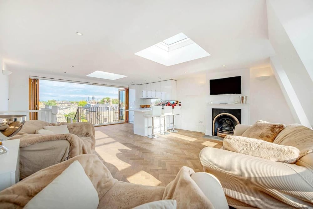 3 Bedroom Penthouse With London Skyline View
