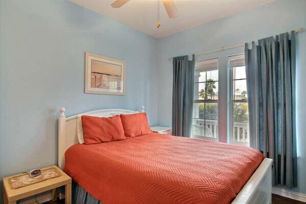 Coconut Charlie's by Silver Sands Vacation Rentals