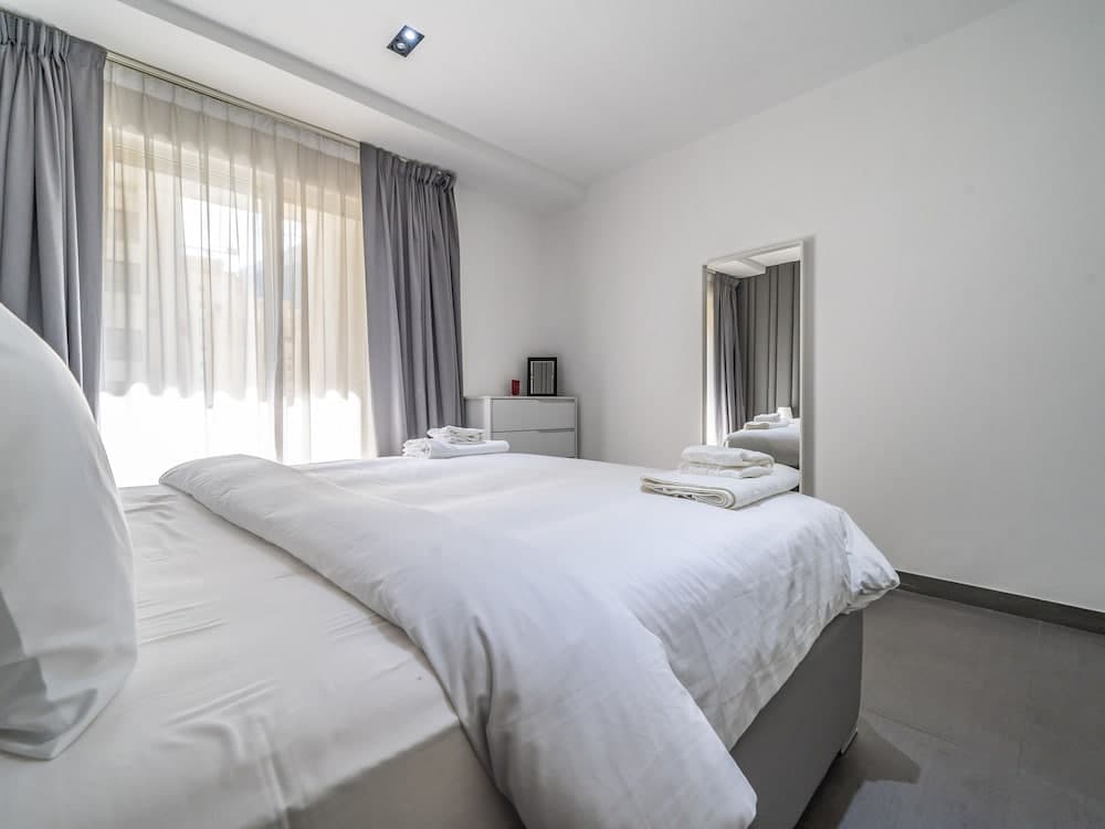 Monty - Luxury Waterfront Apartment with Beach Access