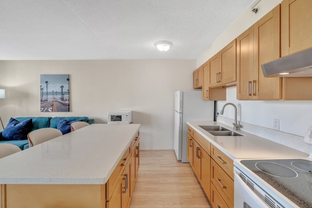 Deluxe Waikiki Condo Pool View FREE Parking & Wi-Fi by Koko Resort Vacation Rentals