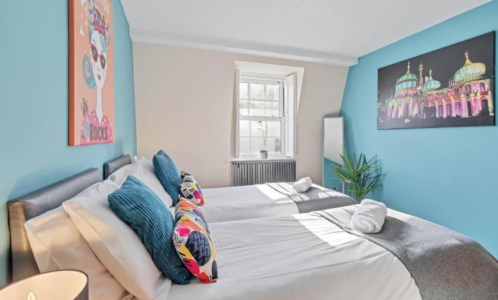 Pebble Mews House - Sleeps 6 to 8 Guests