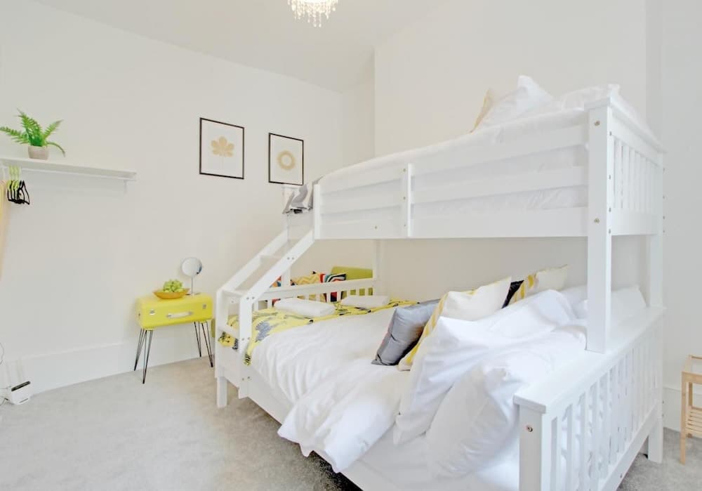 Beside the Seaside Apartment - Sleeps 2 to 4 Guests - Fast Wifi