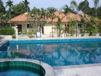 Lovely House With Access to Large Swimming Pool and Near Chalong Pier Num001