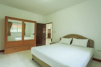 Lovely House With Access to Large Swimming Pool and Near Chalong Pier