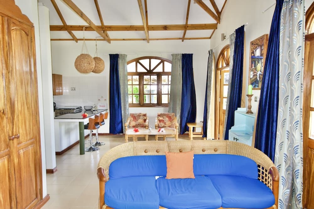 Sea Splash & La Petite Maison