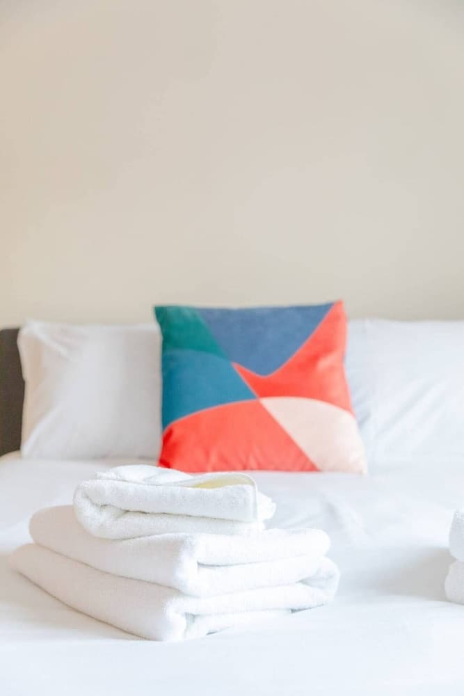 Spacious 2 Bedroom Apartment Near White City