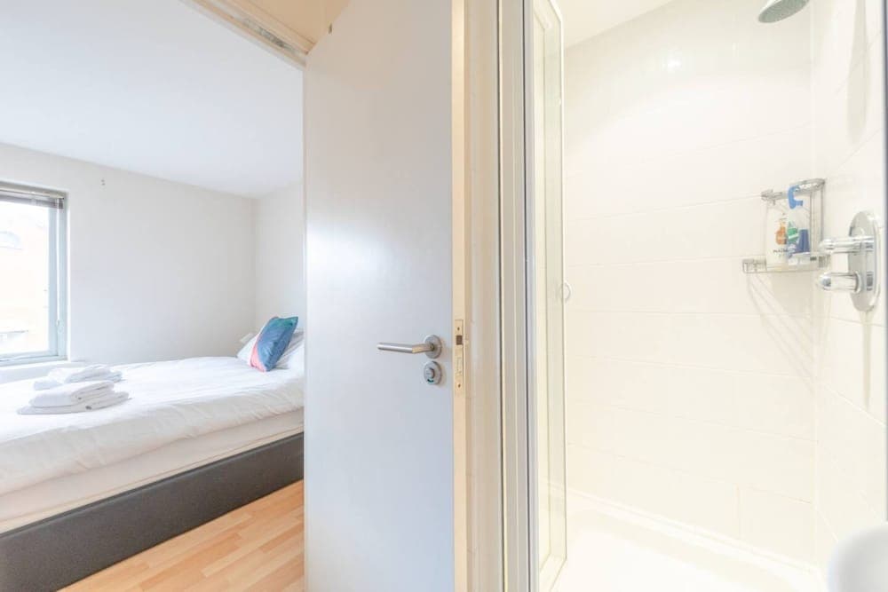 Spacious 2 Bedroom Apartment Near White City