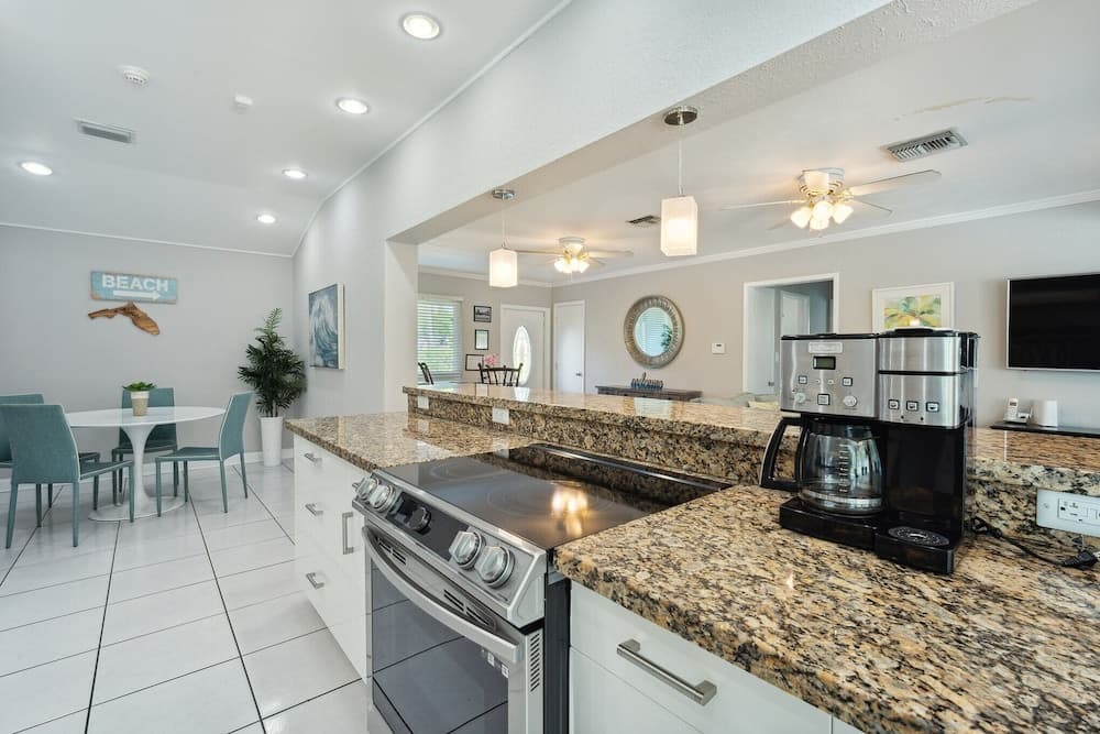 Waterfront Property With Pool. 10 Mins to Beach! 4 Bedroom Home by Redawning