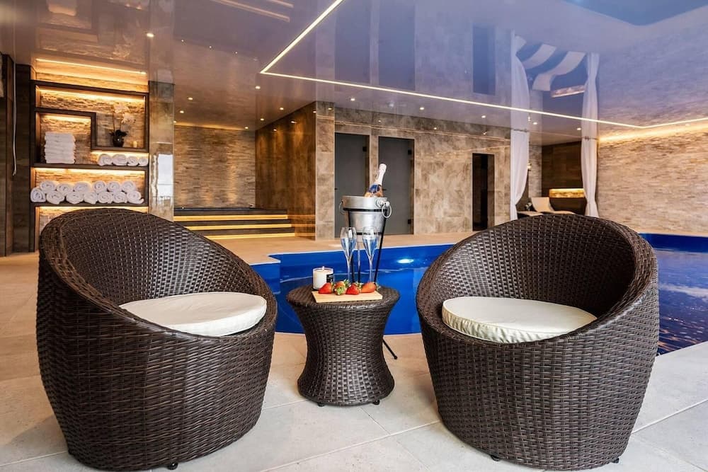 Clwyd Gate Manor Pool Sauna Hottub Cave Wales