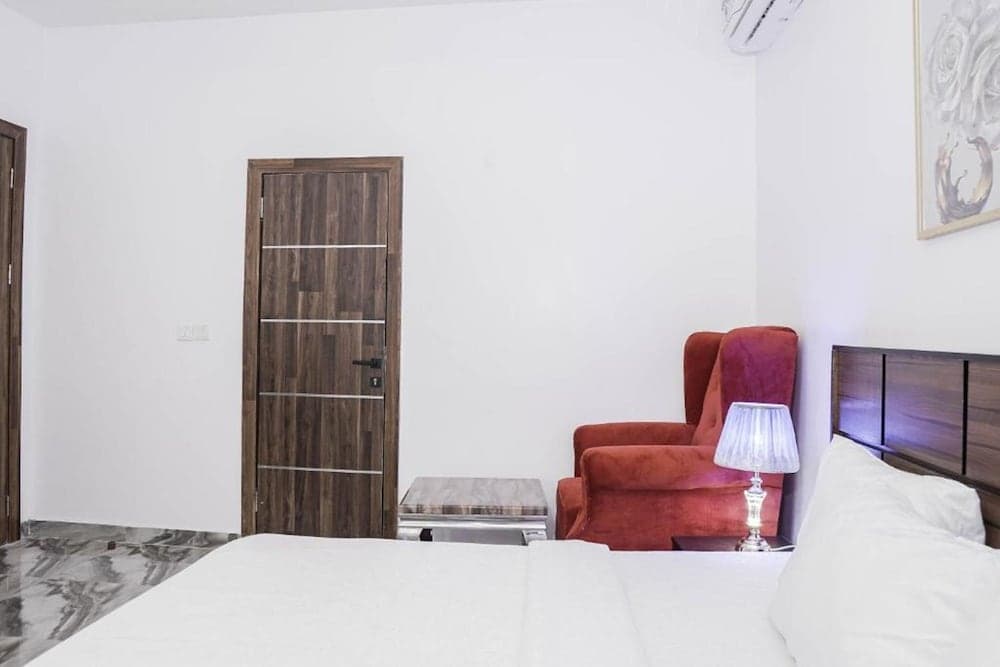 Momak 8 Hotel Adenuga House