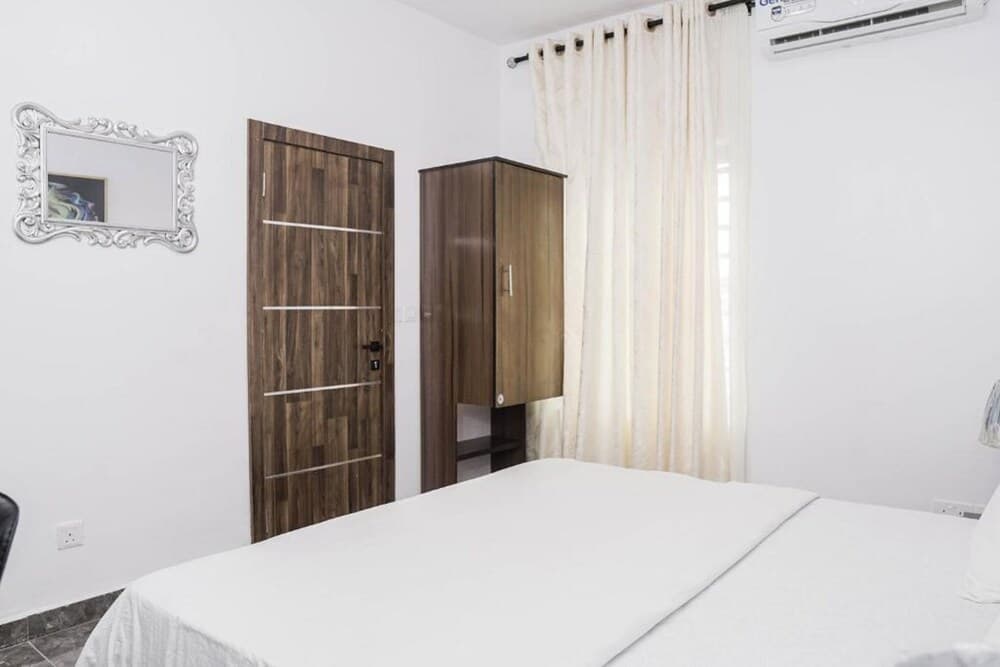 Momak 8 Hotel Adenuga House