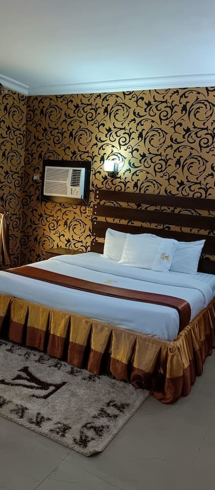 Viclawson Royal Hotel