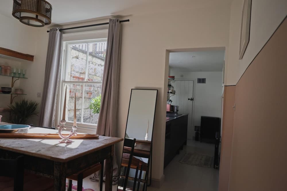 Charming Georgian Cottage With Private Sun Terrace