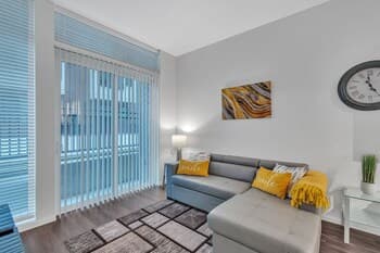 High-end Downtown Bedroom w/ Secured Parking 1 Apts by Redawning