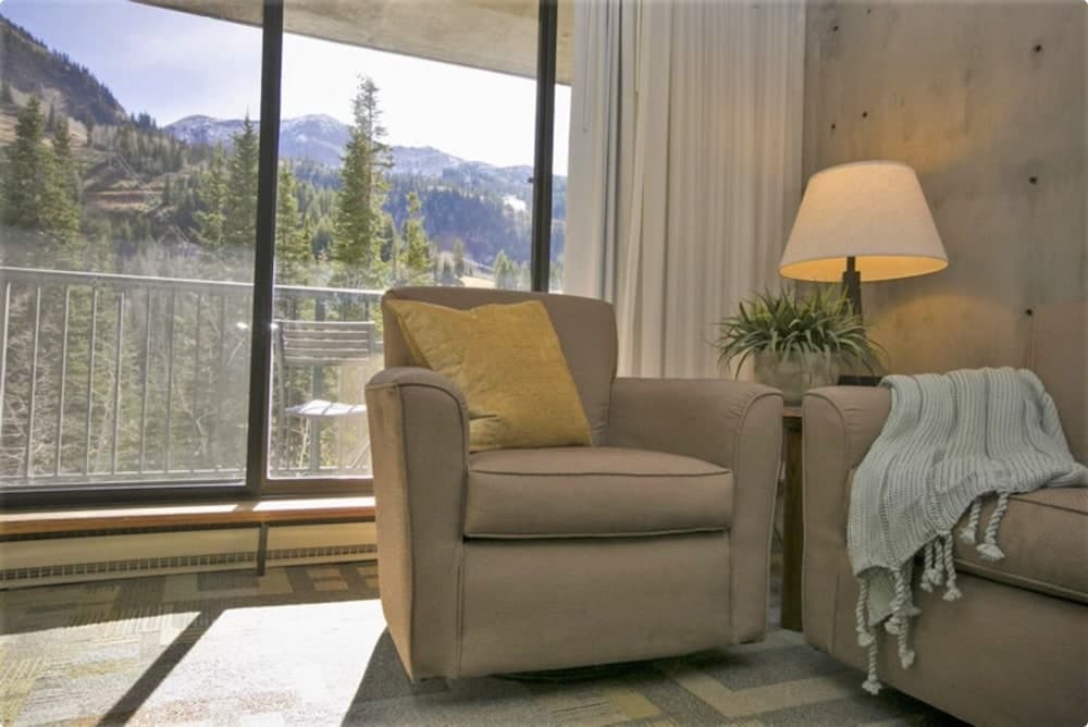 Iron Blosam 1 Bedroom Condo by Redawning