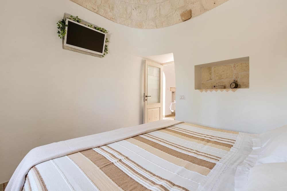 2402 Trullo Ventura by Perle di Puglia